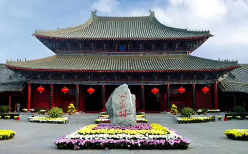 Bao Gong Temple play raiders