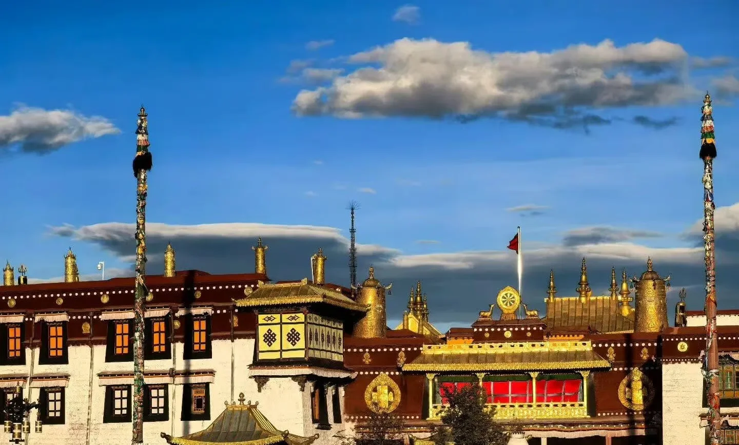 A Traveler’s Guide to Exploring Jokhang Temple in Lhasa