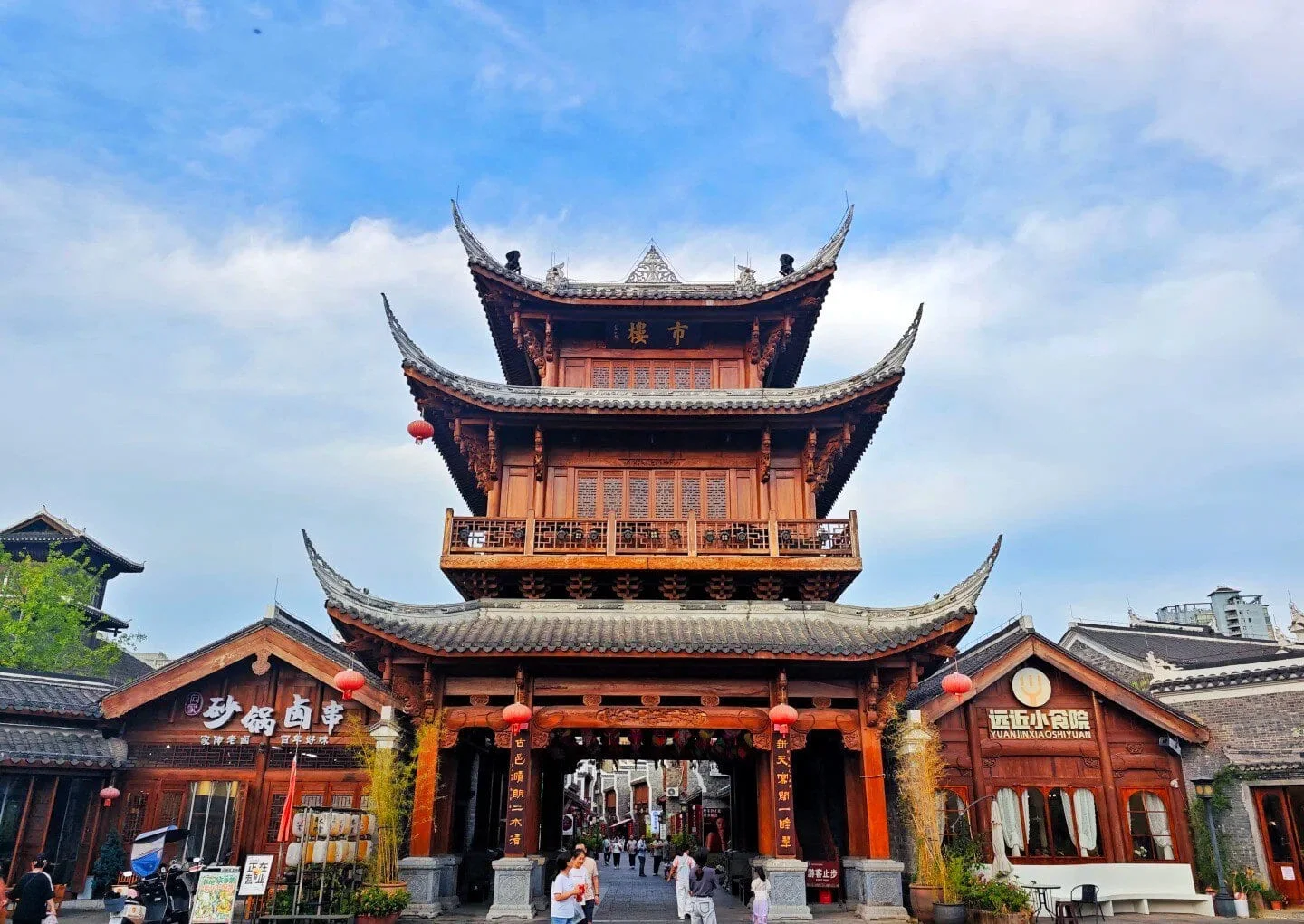 Exploring Zhongnanmen Tourism Scenic Area in Tongren for an Unforgettable Experience