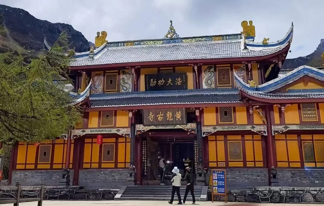 Planning Your Trip to Sichuan Huanglong Temple